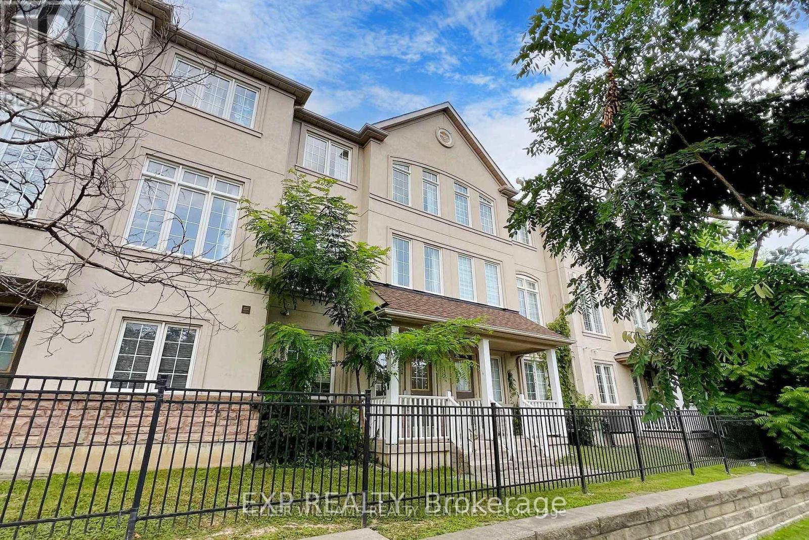 Townhouse at 10 - 10 POST OAK DRIVE, Richmond Hill (Jefferson)
