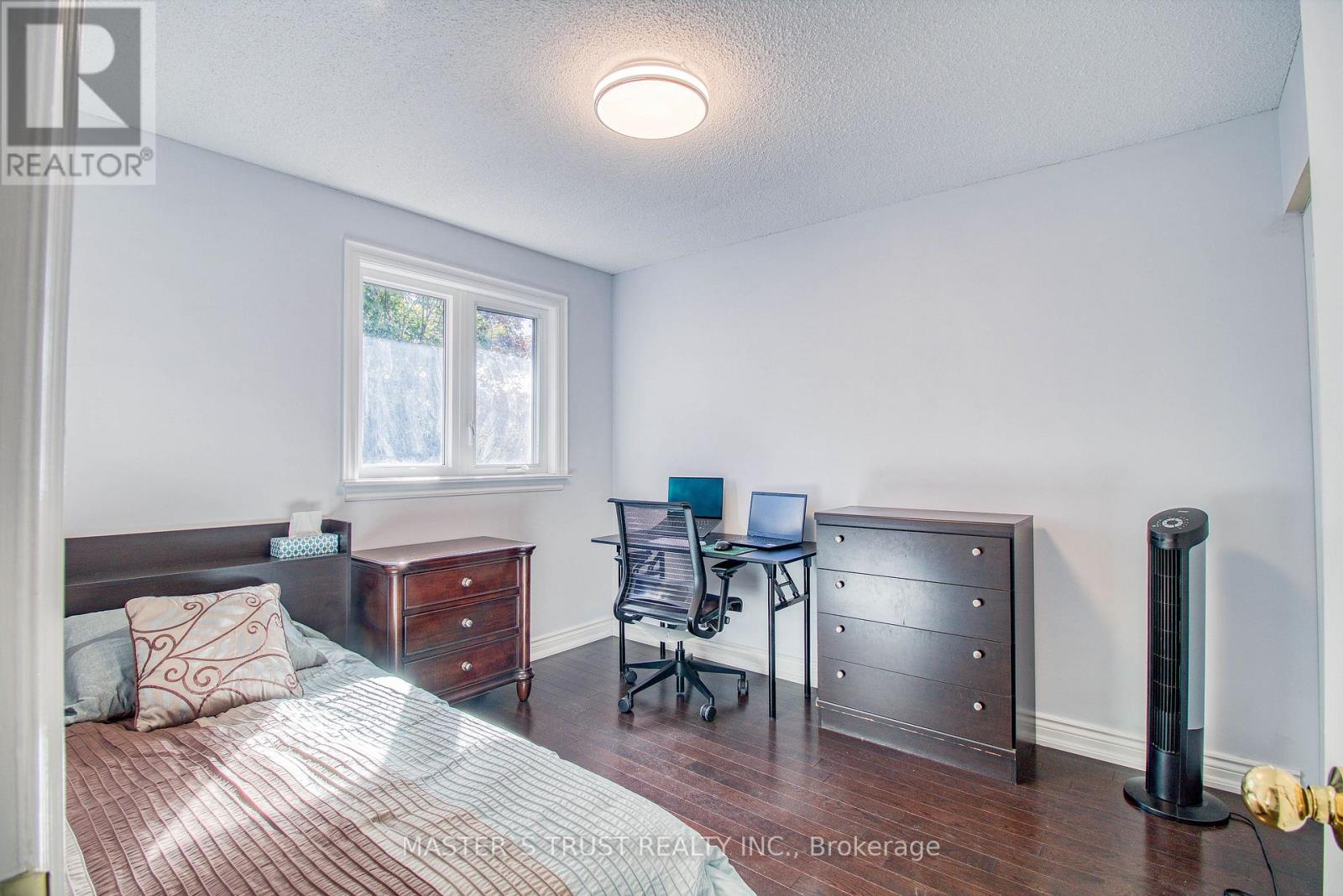 Detached at 20 VALHALLA COURT, Aurora