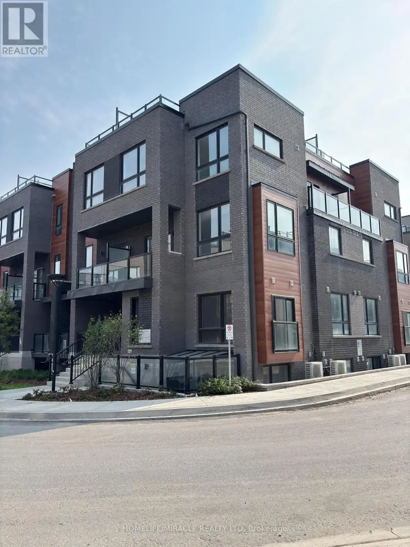 Townhouse at 26 - 17 LYTHAM GREEN CIRCLE, Newmarket