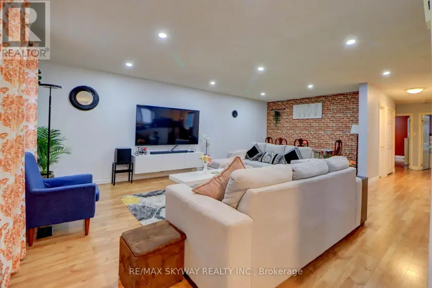 Semi-Detached/Link at 282B BROCK STREET W, Uxbridge