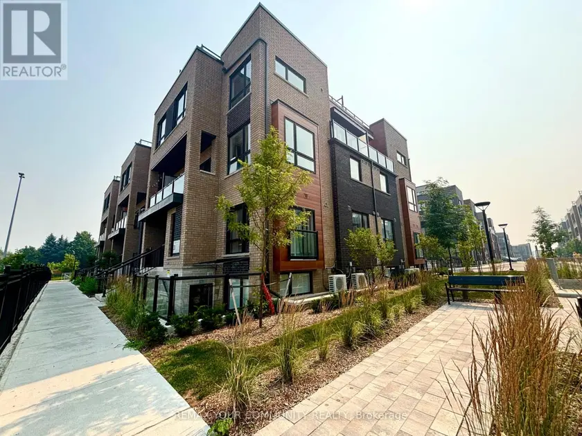 Townhouse at 191 - 2-20 LYTHAM GREEN CIRCLE, Newmarket