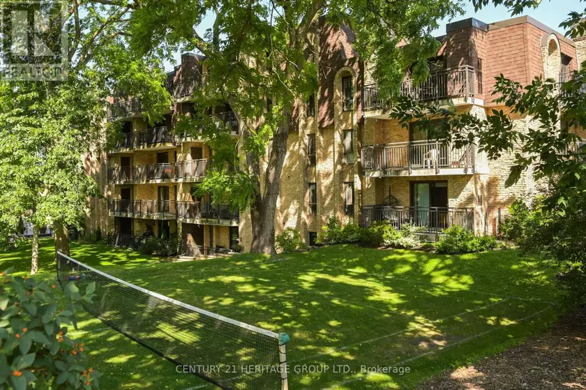 Apartment at PH 1 - 15390 YONGE STREET, Aurora