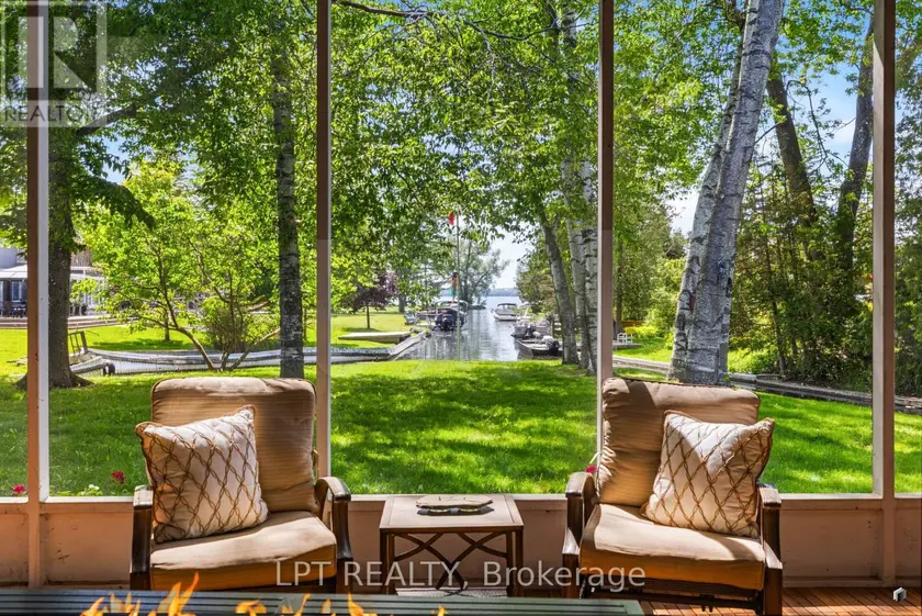 Detached at 204 THE QUEENSWAY S, Georgina