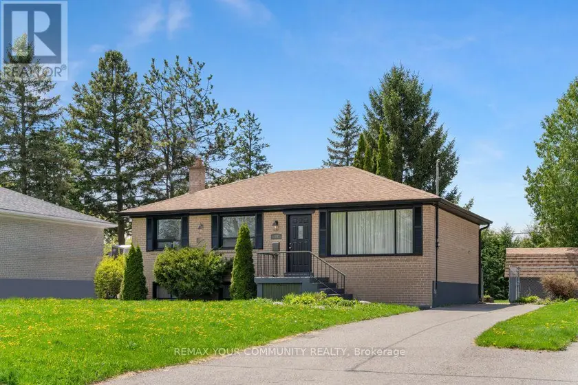 Detached at LOWER UNIT - 14 WEBSTER DRIVE, Aurora