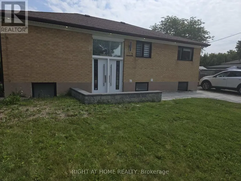 Detached at (MAIN FLOOR) - 1 HURON COURT, Aurora