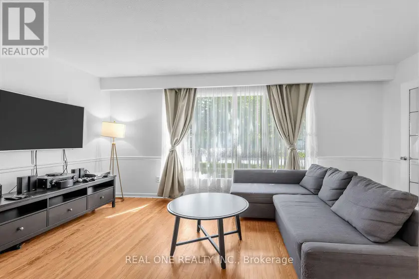 Detached at 10 DEVINS DRIVE, Aurora