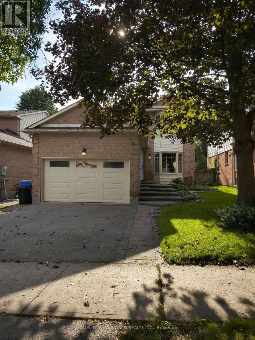 Detached at 32 MOORCREST DRIVE, Aurora