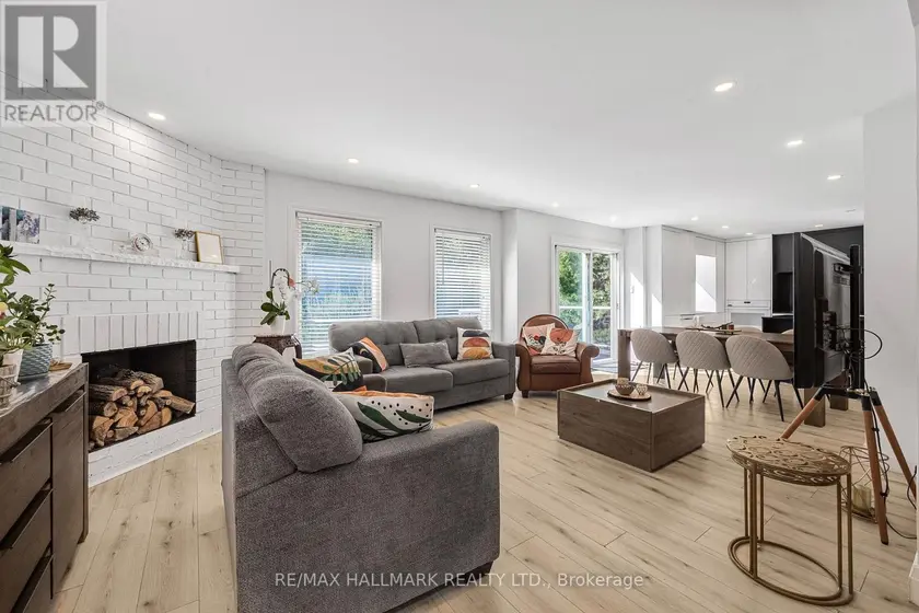 Detached at 133 HEATHWOOD HEIGHTS DRIVE, Aurora