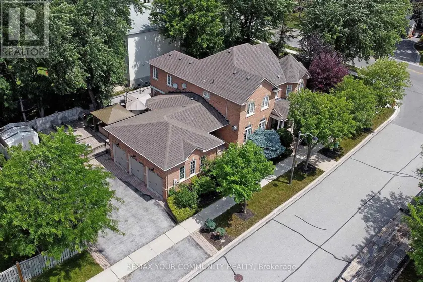 Detached at 2 WINTERBERRY DRIVE, Markham