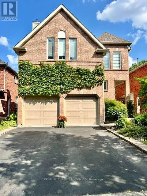 Detached at 84 LORAVIEW LANE, Aurora