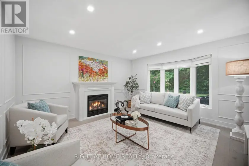 Detached at 4 SIMMONS CRESCENT, Aurora