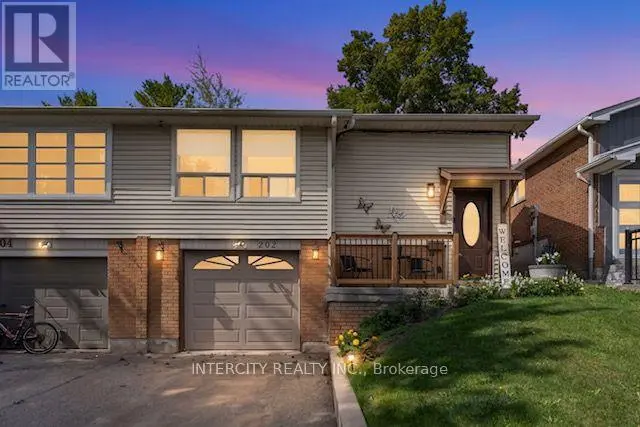 Semi-Detached/Link at 202 COLLINGS AVENUE, Bradford West Gwillimbury