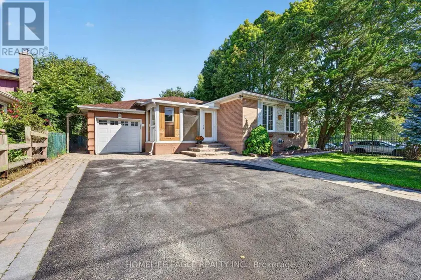 Detached at 2 AURORA HEIGHTS DRIVE, Aurora