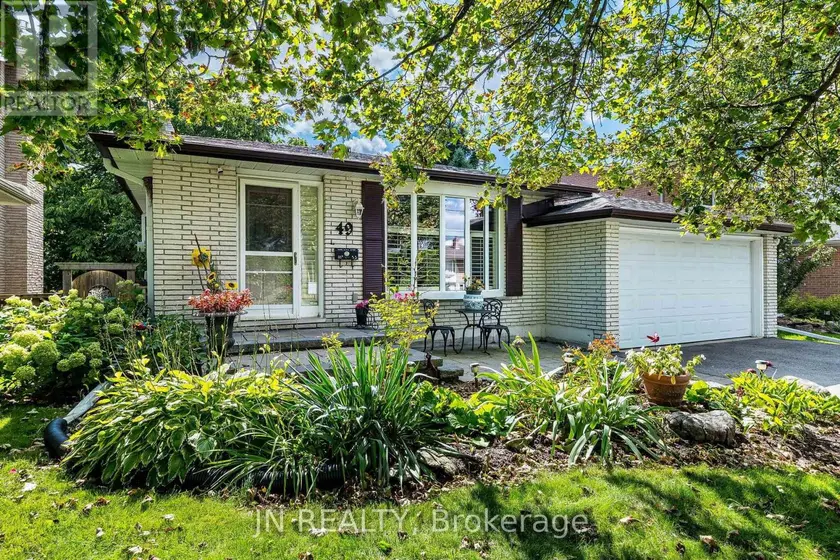 Detached at 49 SCHOOL STREET, East Gwillimbury