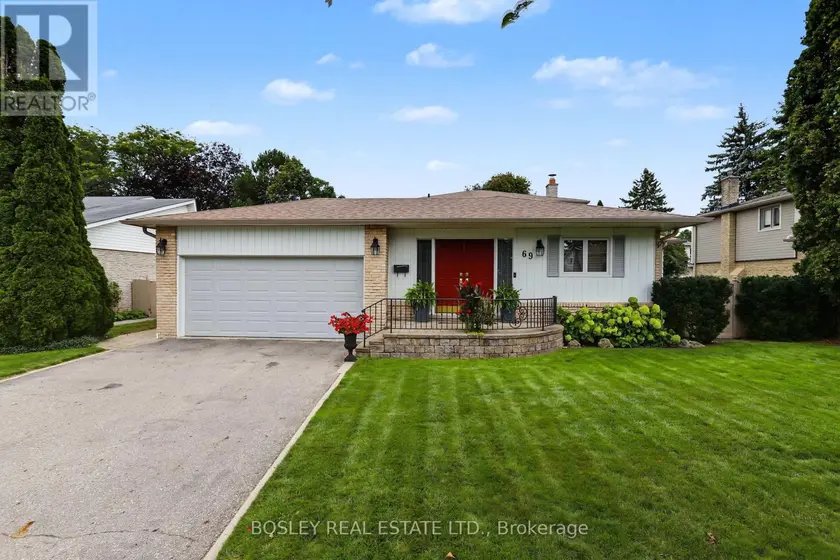 Detached at 69 FAIRWAY DRIVE, Aurora
