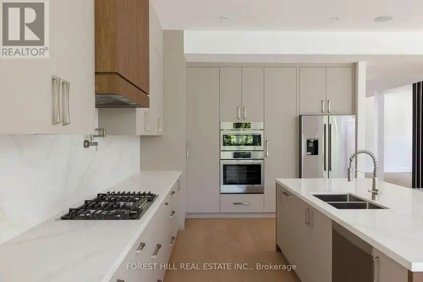 Detached at 5 CEDAR CRESCENT, Aurora