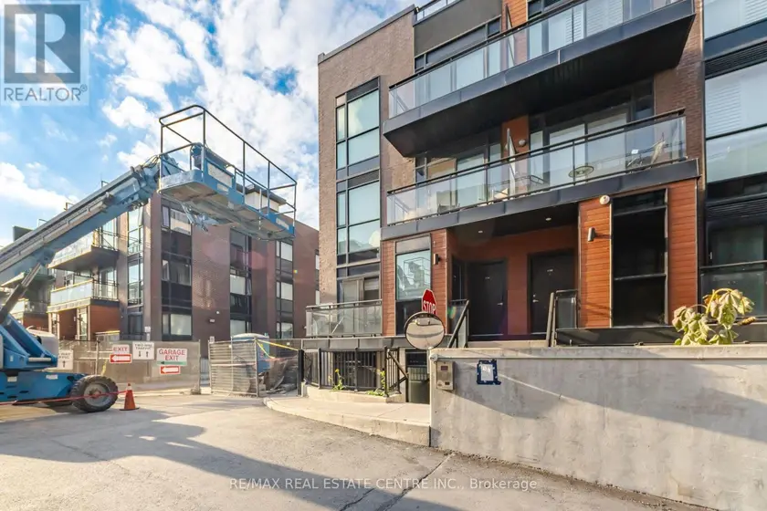 Townhouse at 1402 - 5279 HIGHWAY 7, Vaughan