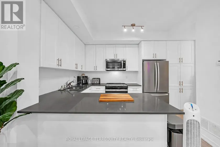 Townhouse at 23 - 22 LYTHAM GREEN CIRCLE, Newmarket