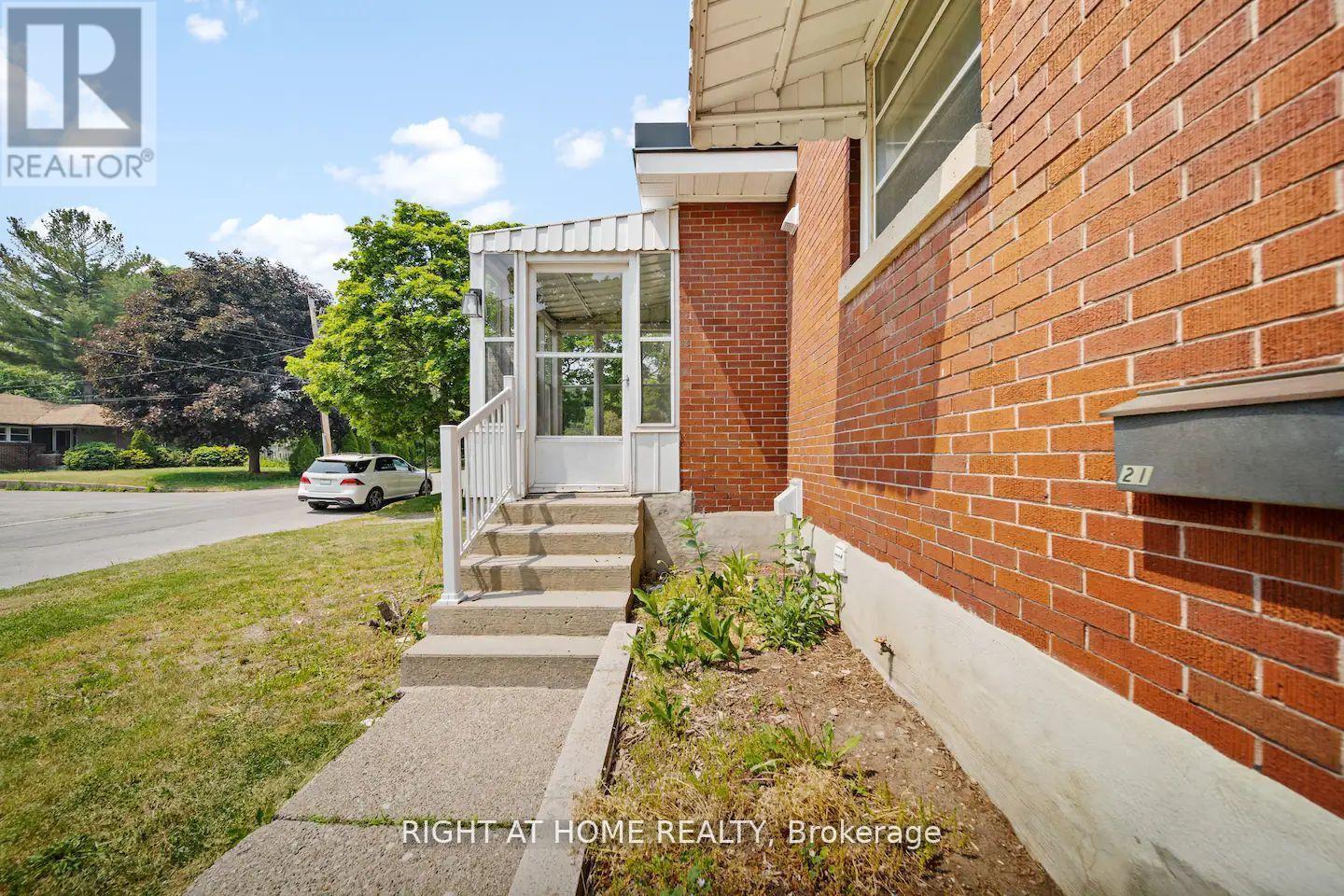 Multiplex at MAIN FLOOR - 21 THOMSON STREET, Barrie (City Centre)