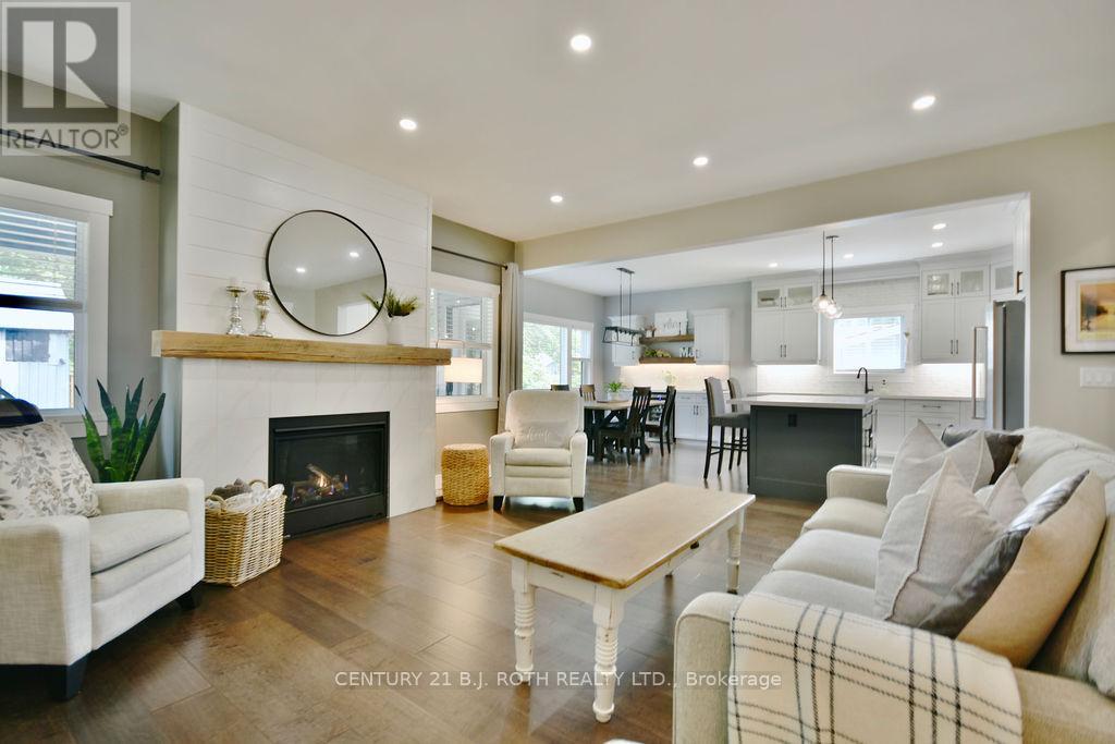 Detached at 14 EDWARD STREET W, Clearview