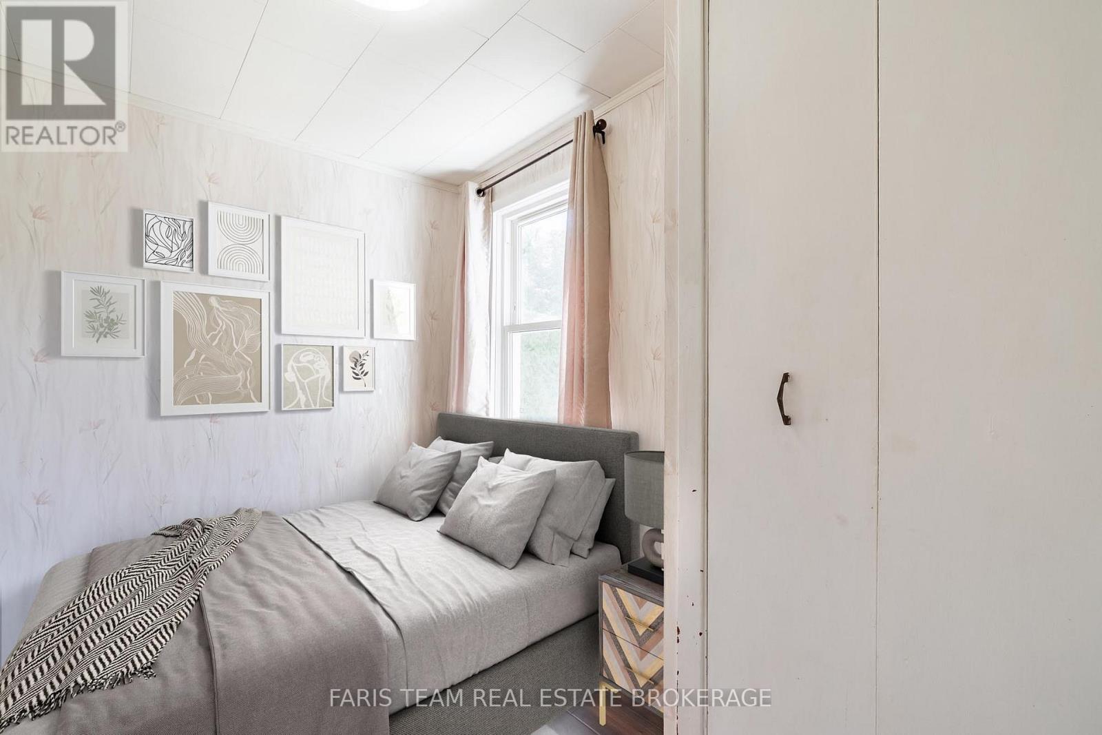 Detached at 32 LORNE AVENUE, Collingwood