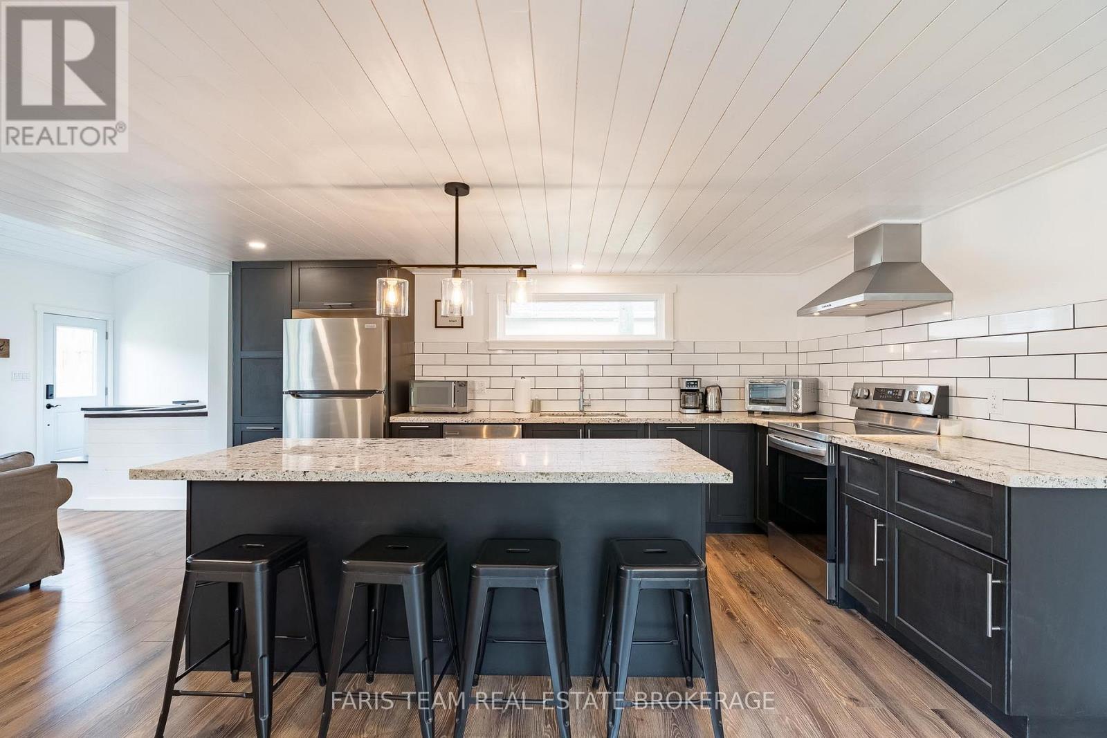 Detached at 1720 TAY POINT ROAD, Penetanguishene