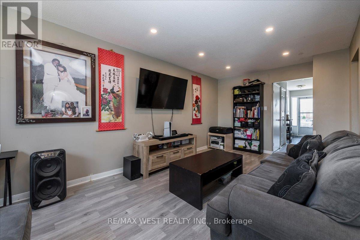 Townhouse at 68 CHAUCER CRESCENT, Barrie