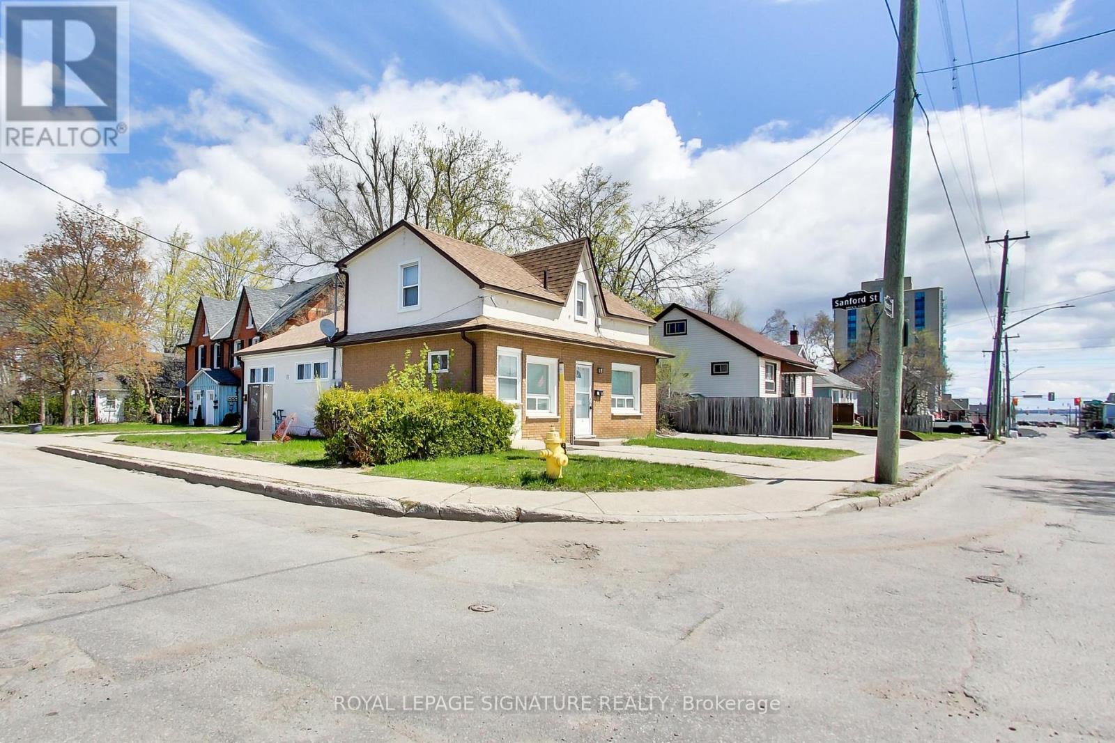 Multiplex at 58 VICTORIA STREET, Barrie (Sanford)