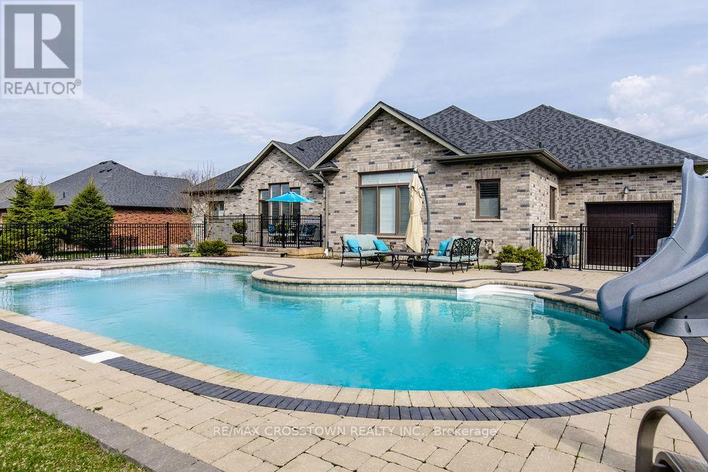 Detached at 25 MENNILL DRIVE, Springwater