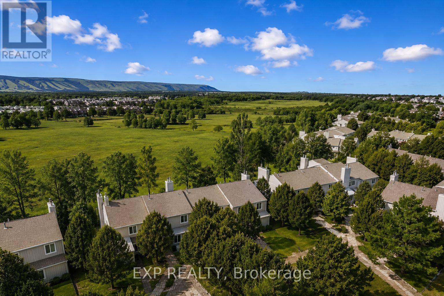 Townhouse at 16 - 576 OXBOW CRESCENT, Collingwood