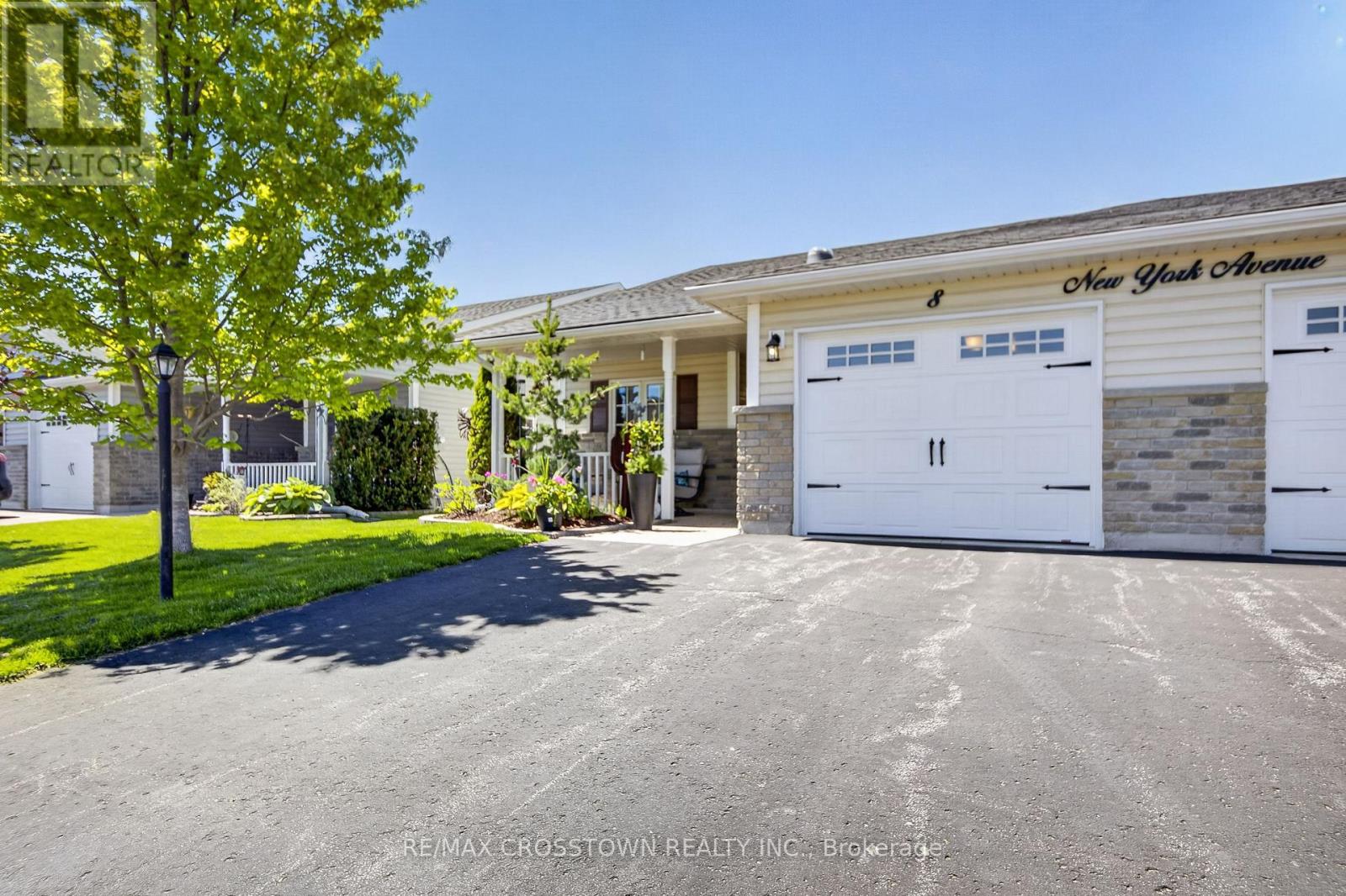 Semi-Detached/Link at 8 NEW YORK AVENUE, Wasaga Beach