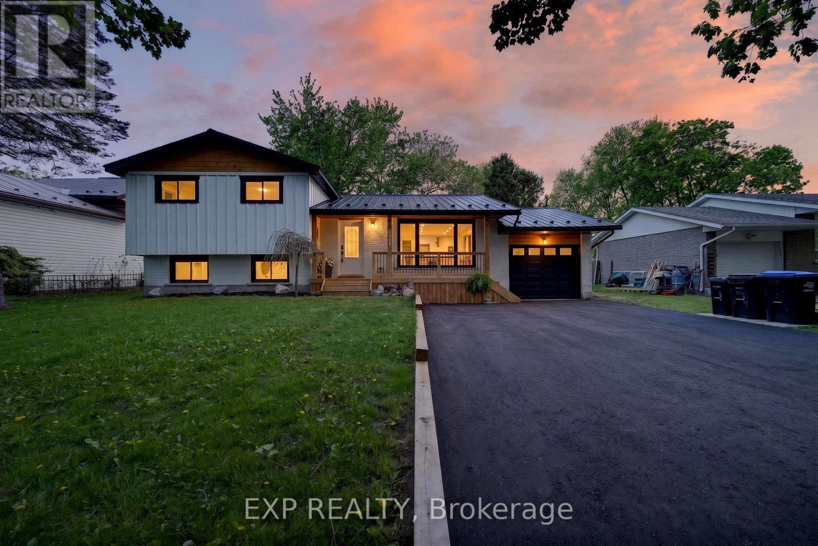 Detached at 92 MARY STREET, Clearview