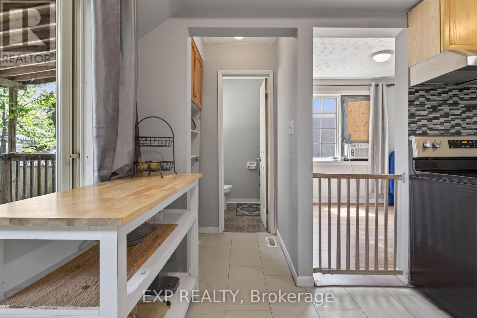 Semi-Detached/Link at 33 CARLTON ROAD, Barrie