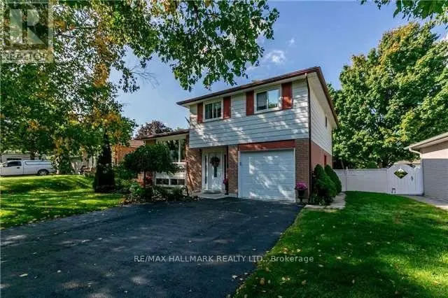 Detached at UPPER UNIT - 8 MEADOWLAND AVENUE, Barrie