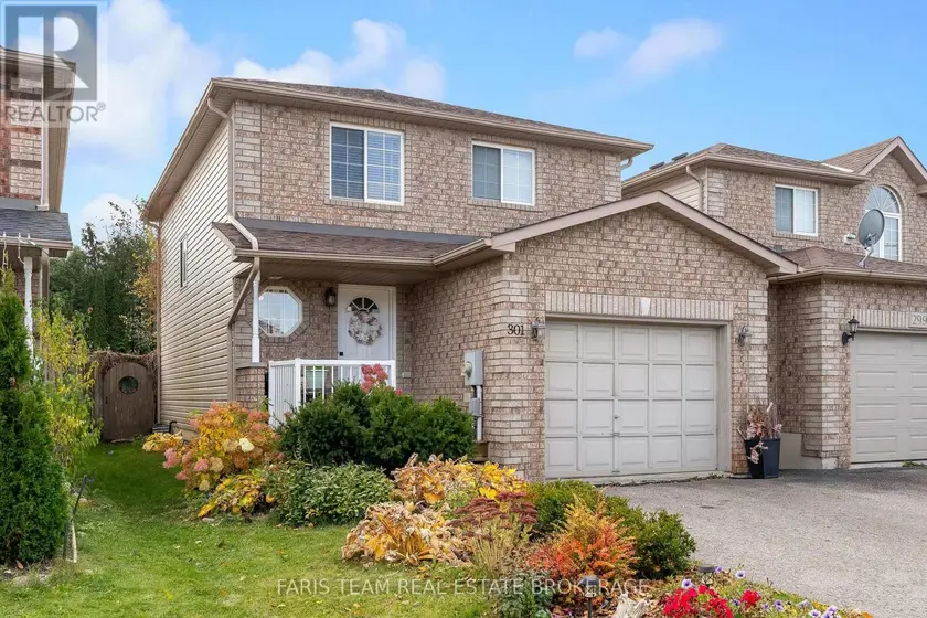 Semi-Detached/Link at 301 DUNSMORE LANE, Barrie