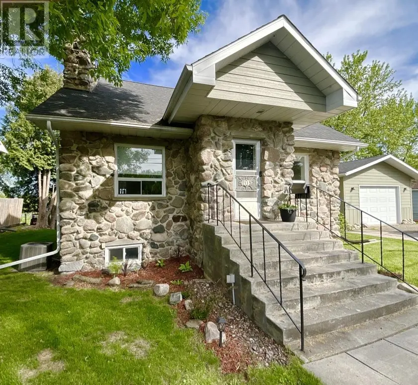 Detached at 1115 River Road West, Fort Frances