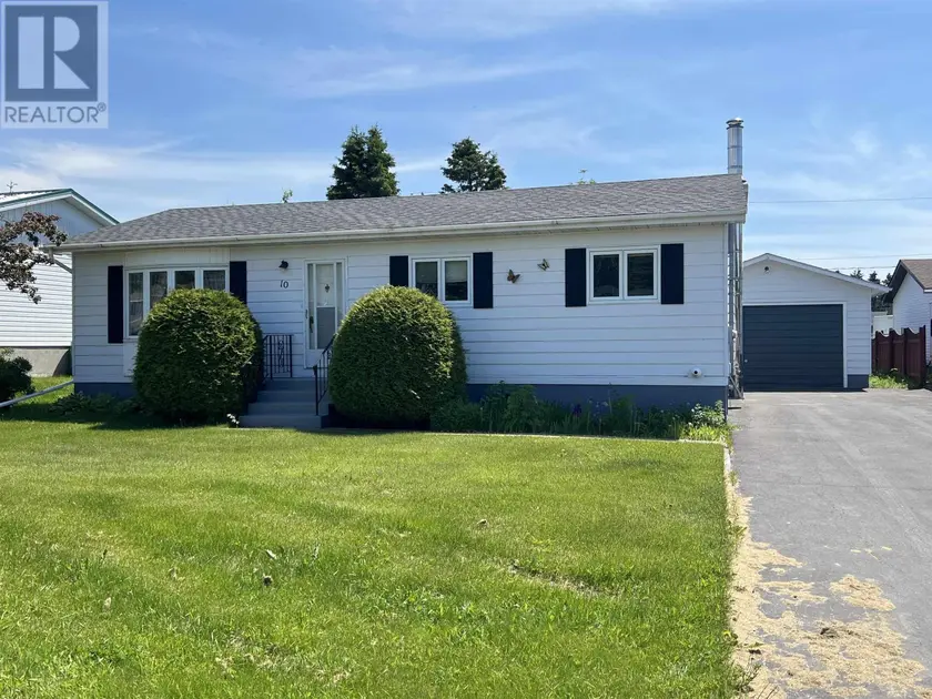 Detached at 10 Lloyd Irwin ST, Marathon