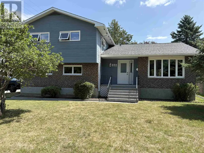 Detached at 952 Russell BAY, Fort Frances