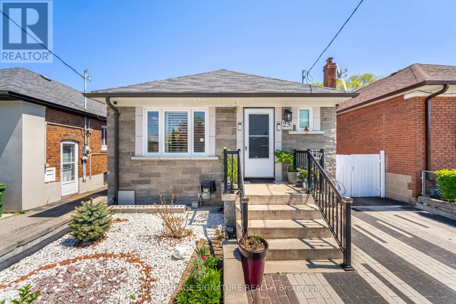 Detached at 25 HANDEL STREET, Toronto (Rockcliffe-Smythe)