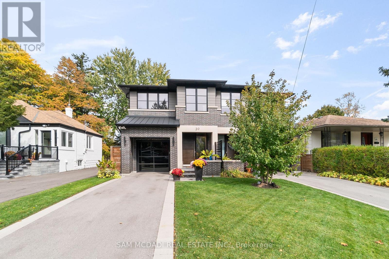 Semi-Detached/Link at 39 OAKWOOD AVENUE N, Mississauga (Port Credit)