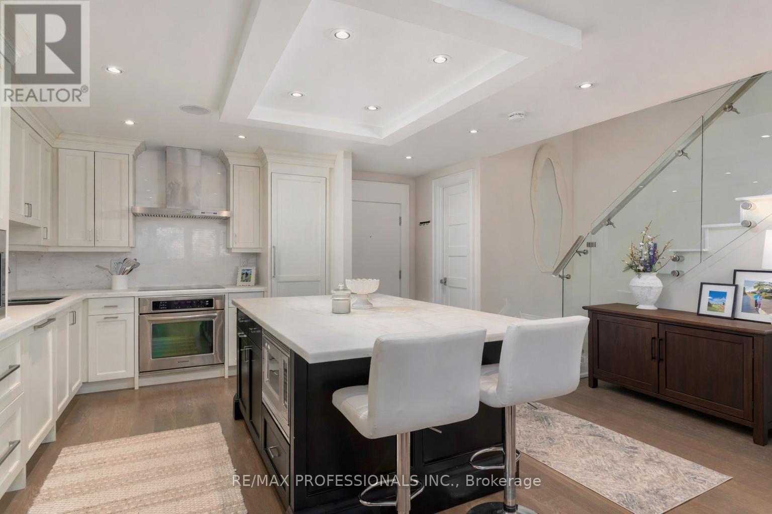 Apartment at 304 - 71 OLD MILL ROAD, Toronto (Kingsway South)