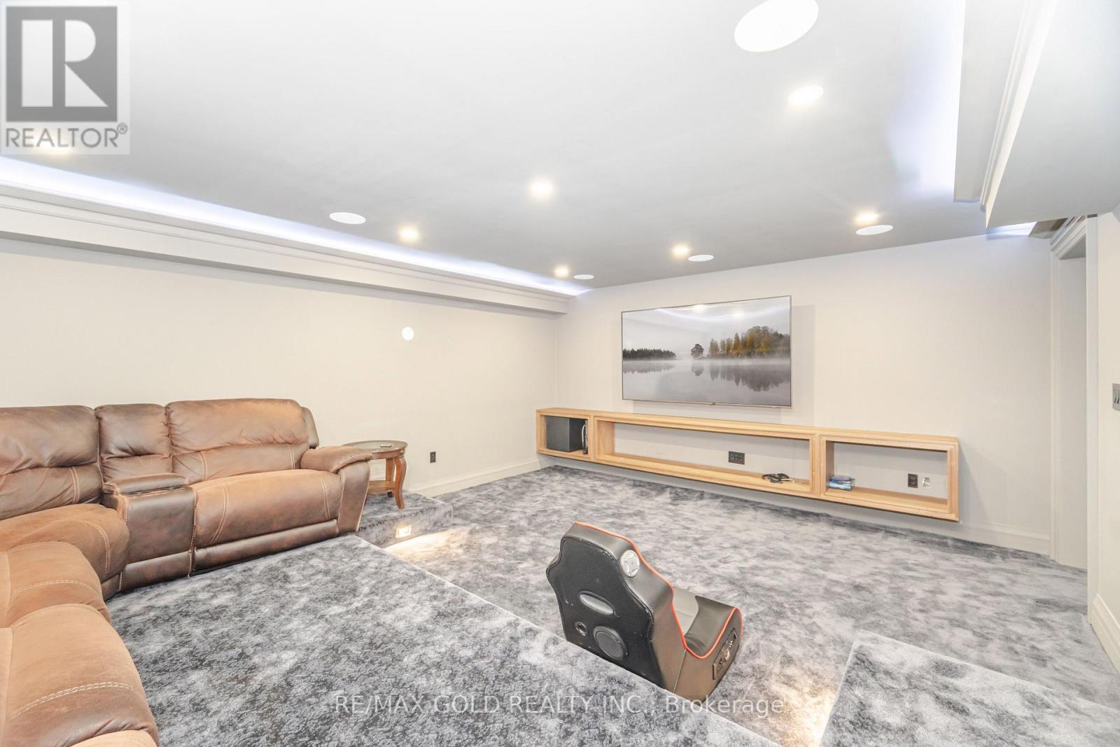 Detached at 19 MALDAVER AVENUE, Mississauga