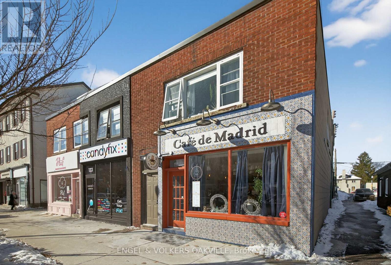 Apartment at 4 - 131 LAKESHORE ROAD E, Oakville (OO Old Oakville)