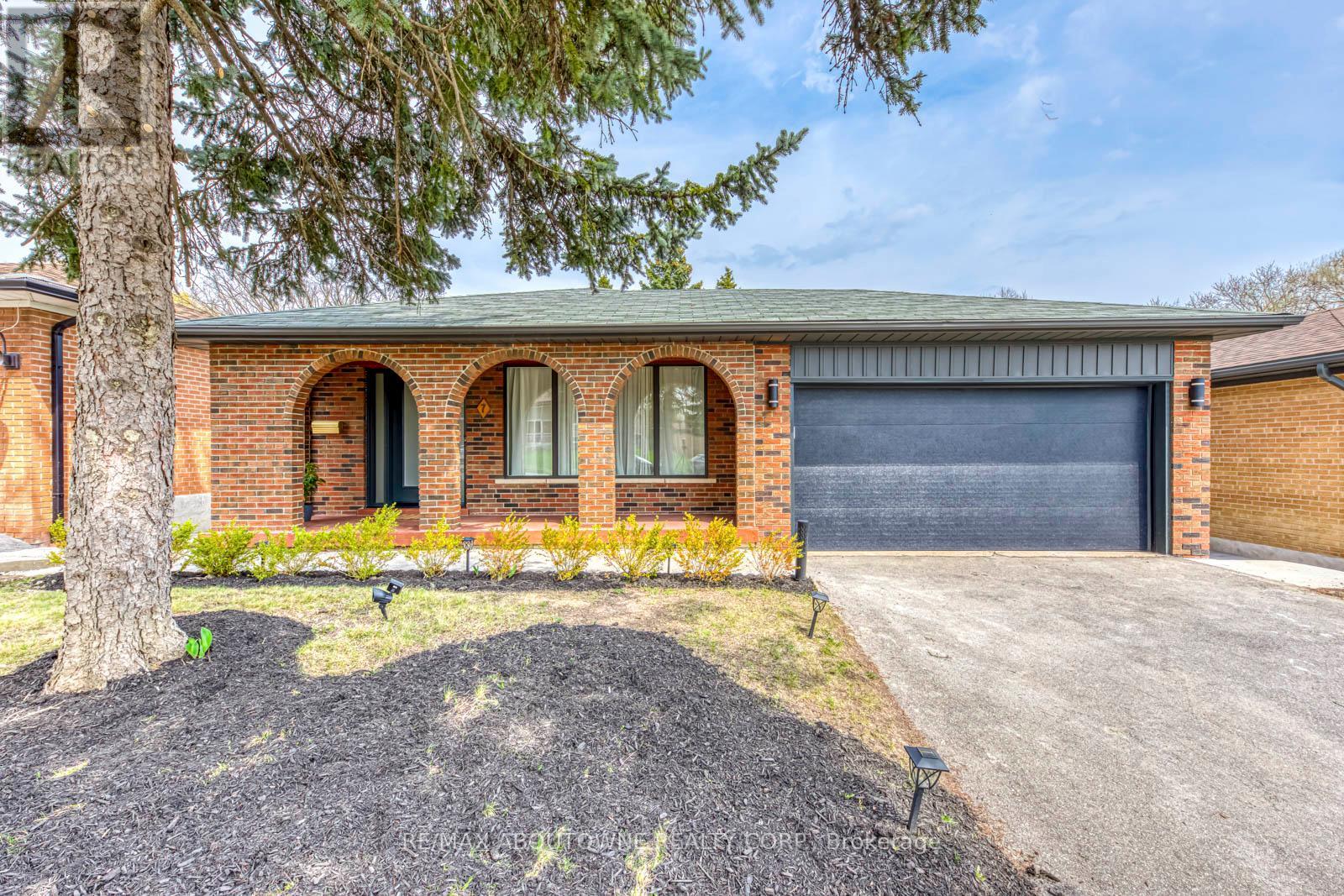 Detached at 7 IVYBRIDGE DRIVE, Toronto (Eringate-Centennial-West Deane)