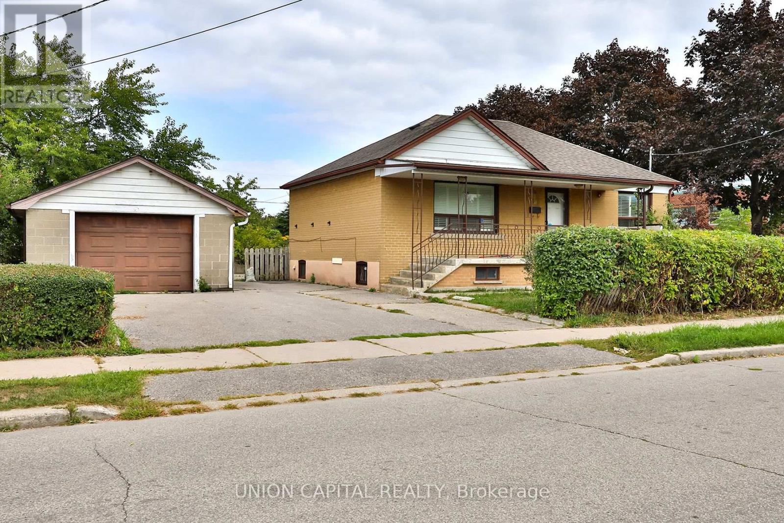 Detached at 38 CLAVER AVENUE, Toronto (Yorkdale-Glen Park)