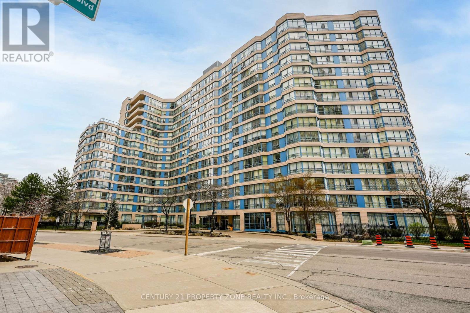 Apartment at 318 - 250 WEBB DRIVE, Mississauga (City Centre)