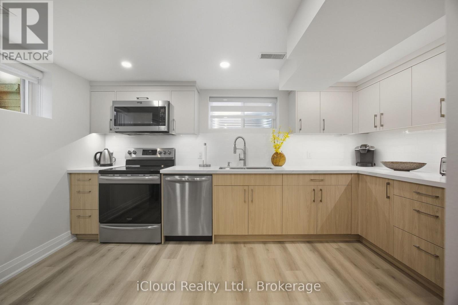 Apartment at B - 23 SWANHURST BOULEVARD, Mississauga
