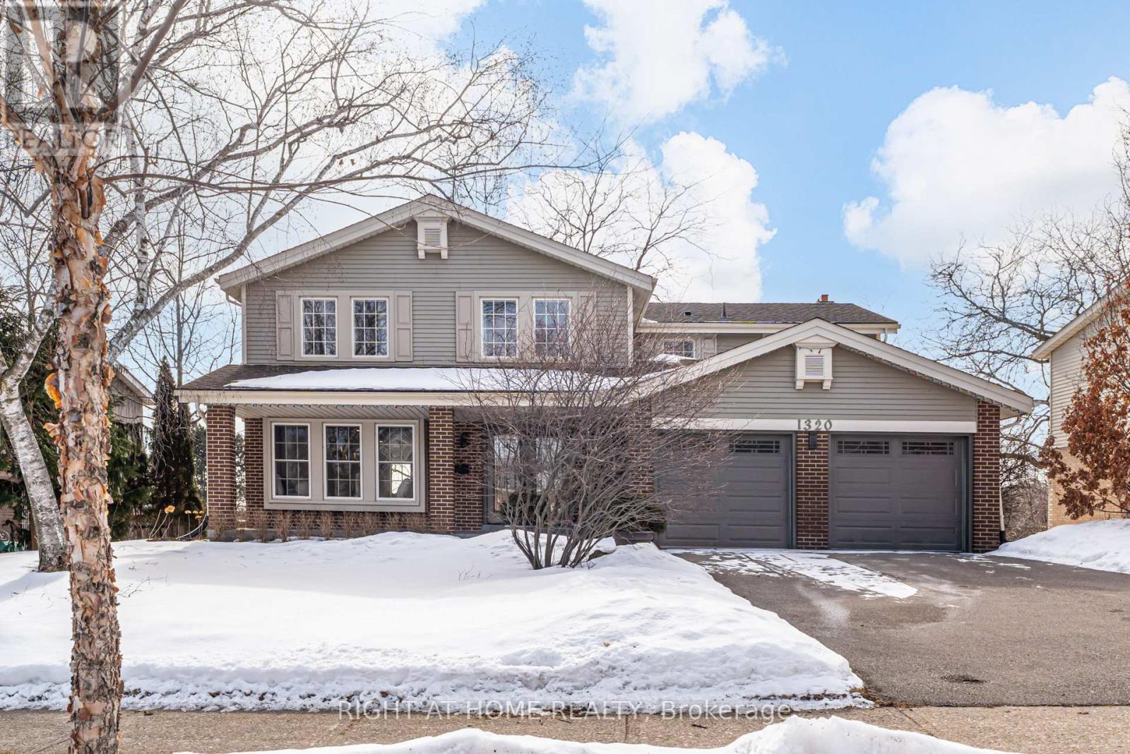 Detached at 1320 MONMOUTH DRIVE, Burlington (Tyandaga)