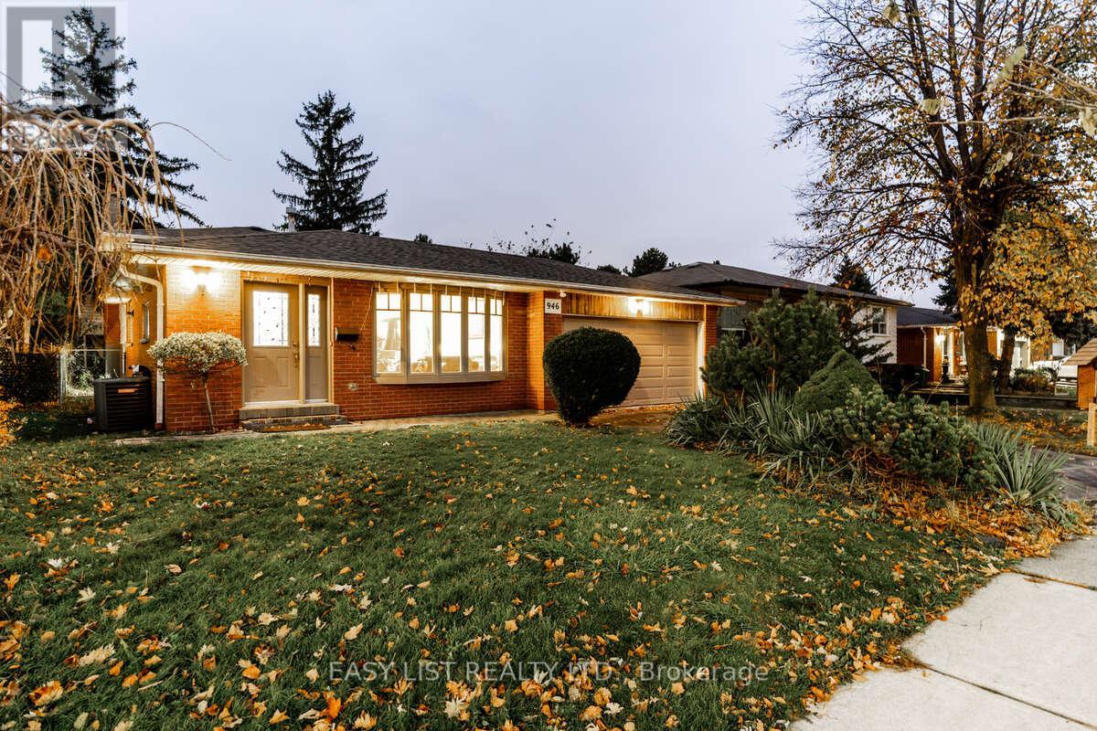 Detached at 946 MCBRIDE AVENUE, Mississauga (Erindale)