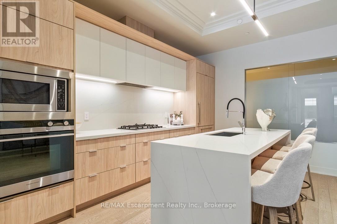 Apartment at 105 - 123 MAURICE DRIVE, Oakville (CO Central)